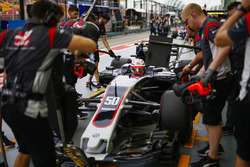 Antonio Giovinazzi, Haas F1 Team VF-17, in the pits