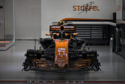 Une McLaren MCL32 dans le garage
