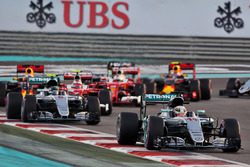Lewis Hamilton, Mercedes AMG F1 W07 Hybrid vor Nico Rosberg, Mercedes AMG F1 W07 Hybrid