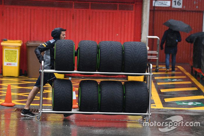Mecánicos de la Scuderia Toro Rosso con neumáticos Pirelli