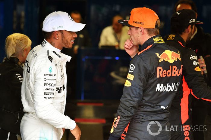 Ganador de la pole Lewis Hamilton, Mercedes AMG F1 y Max Verstappen, Red Bull Racing en parc ferme