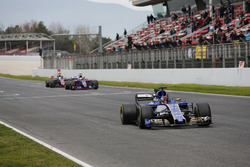 Pascal Wehrlein, Sauber C36, lidera a Carlos Sainz Jr., Scuderia Toro Rosso STR12 y Romain Grosjean,