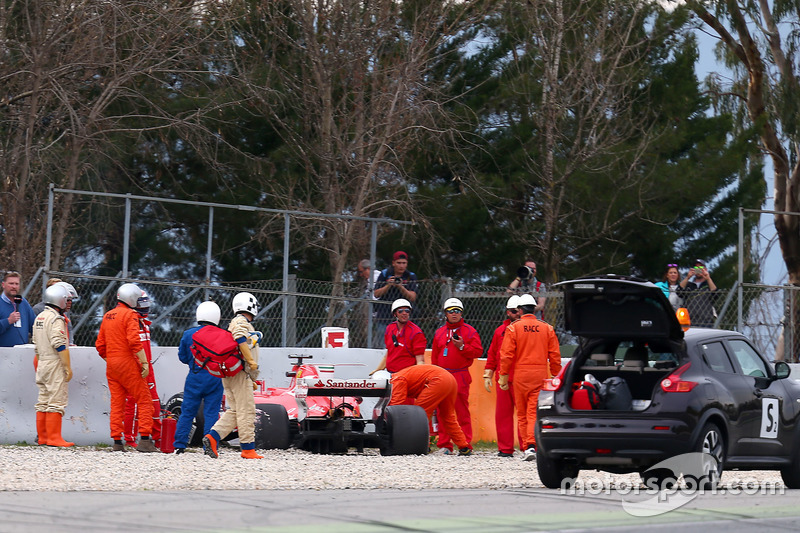 Kimi Raikkonen, Ferrari SF70H después del choque
