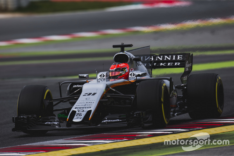Год назад Force India привезла на тесты машину в привычной всем черно-серой ливрее, которая откровенно терялась на фоне соперников...