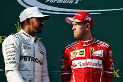 Podium : le vainqueur Sebastian Vettel, Ferrari, le deuxième, Lewis Hamilton, Mercedes AMG F1