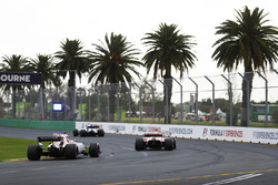 Esteban Ocon, Force India VJM10, suit une Ferrari et une Williams