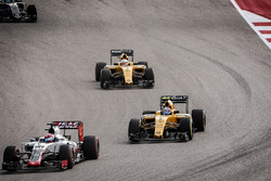 Джоліон Палмер, Renault Sport F1 Team RS16 преслідує Ромена Грожана, Haas F1 Team VF-16