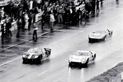 #2 Ford GT-40 Mark II: Bruce McLaren and Chris Amon