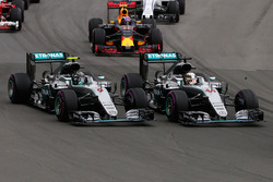 Lewis Hamilton, Mercedes AMG F1 W07 Hybrid und sein Teamkollege Nico Rosberg, Mercedes AMG F1 W07 Hy