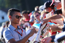 Pascal Wehrlein, Manor Racing signeert handtekeningen voor de fans