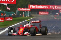 Kimi Raikkonen, Ferrari SF16-H'in lastiği patlıyor