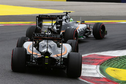 Нико Хюлькенберг, Sahara Force India F1 VJM09 едет впереди Серхио Переса, Sahara Force India F1 VJM0