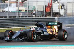 Lewis Hamilton, Mercedes AMG F1 W07 Hybrid  retirado de la carrera por problemas con el motor
