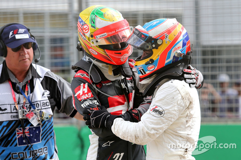 Esteban Gutierrez, Haas F1 Team y Fernando Alonso, McLaren