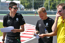 Esteban Ocon, pilote d'essais Renault Sport F1 Team et Kevin Magnussen, Renault Sport F1 Team lors de la reconnaissance de la piste