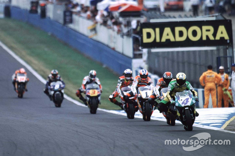 Renn-Action beim 500er-Rennen in Donington 1997: Alex Barros führt