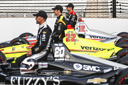 Ed Carpenter, Ed Carpenter Racing Chevrolet, Simon Pagenaud, Team Penske Chevrolet, Will Power, Team Penske Chevrolet posa para las fotos de los clasificados de la primera fila