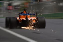 Fernando Alonso, McLaren MCL33 sacando chispas