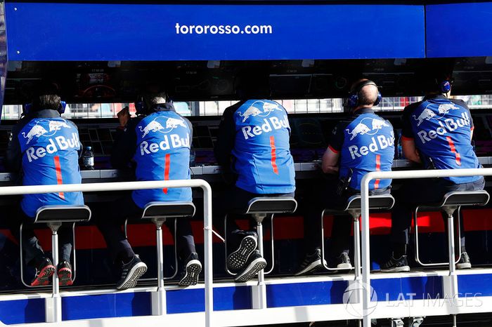 El equipo de Toro Rosso en la pared del pit