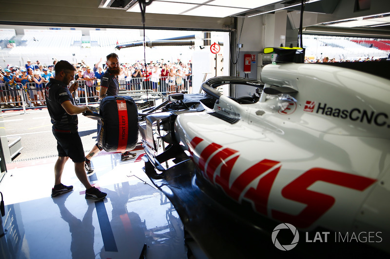 Mechanics work on the Kevin Magnussen Haas F1 Team VF-18