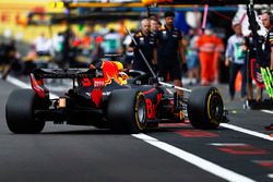 Daniel Ricciardo, Red Bull Racing RB14, returns to the pits