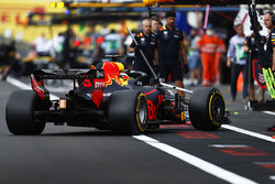Daniel Ricciardo, Red Bull Racing RB14, torna ai box
