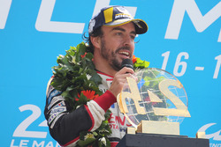 Podio general: ganador Fernando Alonso, Toyota Gazoo Racing