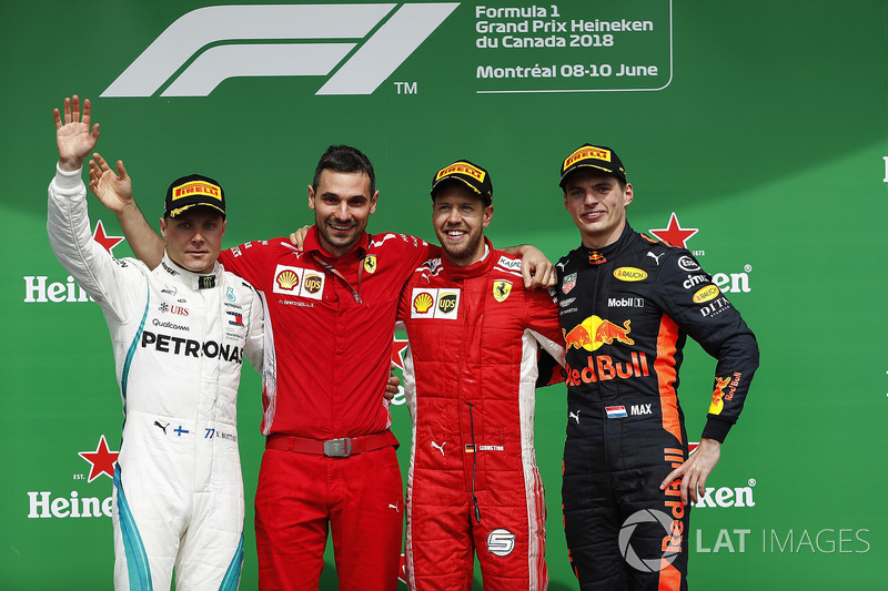 Sebastian Vettel, Ferrari, celebra en el podio con Valtteri Bottas, Mercedes AMG F1 y Max Verstappen, Red Bull