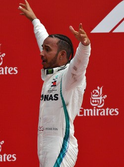 Le vainqueur Lewis Hamilton, Mercedes-AMG F1 dans le parc fermé