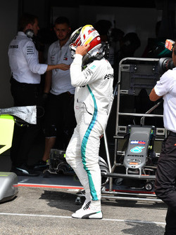 Lewis Hamilton, Mercedes-AMG F1, torna al box dopo lo stop in pista