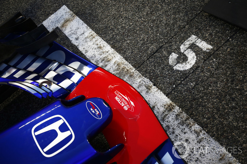 El coche de Pierre Gasly, Toro Rosso STR13 Honda, en la parrilla