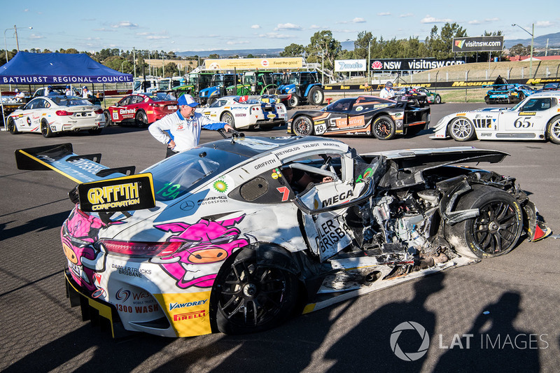 #19 Nineteen Corp P/L Mercedes AMG GT3: David Reynolds, John Martin, Liam Talbot, Mark Griffith after the crash