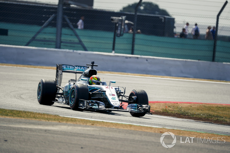 Mercedes-Benz F1 W07 Hybrid en el desfile del 70º aniversario de Silverstone