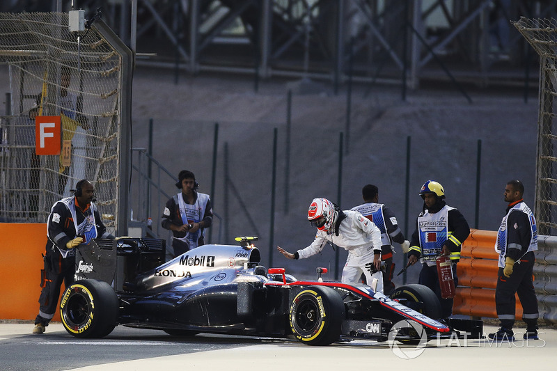 Jenson Button tidak bisa start di GP Bahrain 2015 setelah kendala teknis pada Energy Recovery System (ERS) di McLaren MP4-30. 

