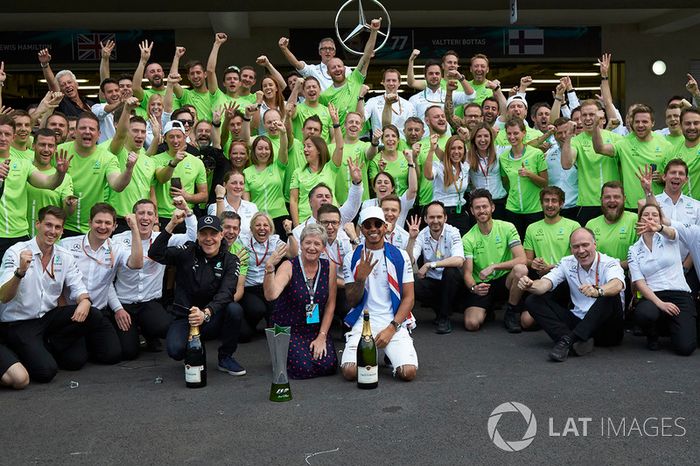 Campeón del mundo de F1 2017 Lewis Hamilton, Mercedes AMG F1 con su madre Carmen Lockhart