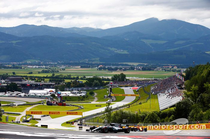 Lewis Hamilton, Mercedes AMG F1 W09, y Stoffel Vandoorne, McLaren MCL33