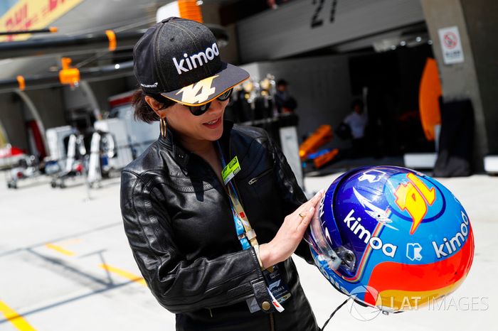 Actriz Carina Lau con el casco de Fernando Alonso, McLaren