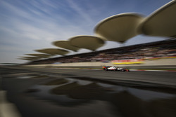 Romain Grosjean, Haas F1 Team VF-18 Ferrari, en lutte avec Fernando Alonso, McLaren MCL33 Renault