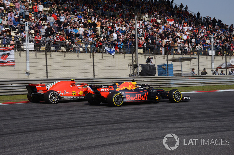 Daniel Ricciardo, Red Bull Racing RB14 and Kimi Raikkonen, Ferrari SF71H battle