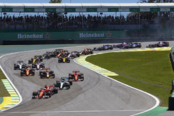 Sebastian Vettel, Ferrari SF70H, Valtteri Bottas, Mercedes AMG F1 W08, Kimi Raikkonen, Ferrari SF70H, Max Verstappen, Red Bull Racing RB13, Fernando Alonso, McLaren MCL32, the rest of the field at the start