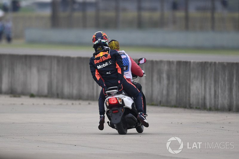 Daniel Ricciardo, Red Bull Racing stopped on track in FP3 and catches a lift on a scooter