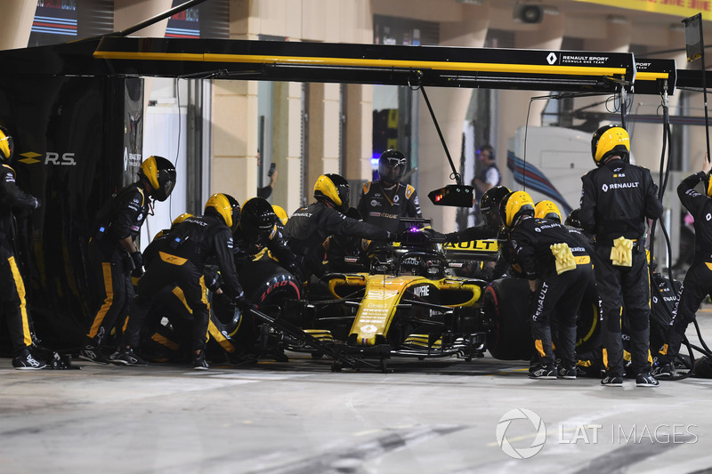 Nico Hulkenberg, Renault Sport F1 Team R.S. 18 pit stop