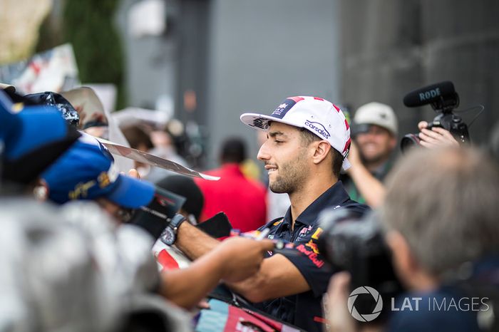 Daniel Ricciardo, Red Bull Racing signs autographs for the fans