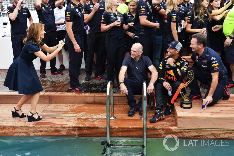 Geri Halliwell, scatta una foto a Daniel Ricciardo, Red Bull Racing, Adrian Newey, Red Bull Racing alla piscina della Red Bull Racing Energy Station