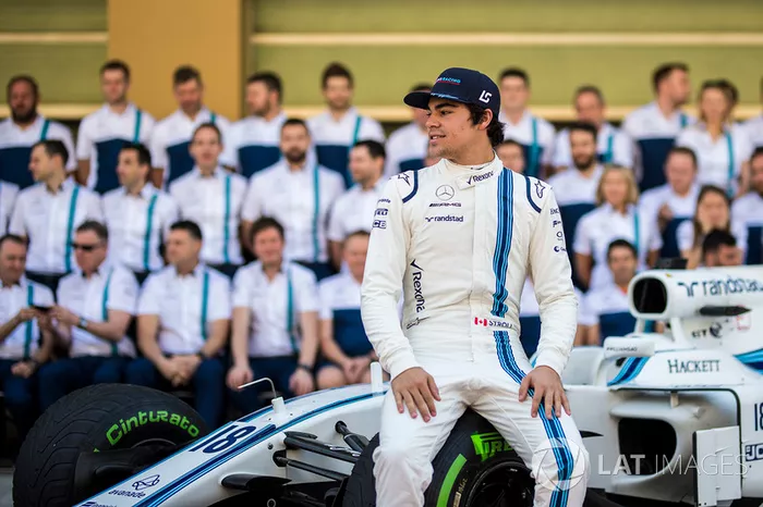 Lance Stroll, Williams en la foto del equipo  Williams team