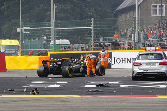 Nico Hulkenberg, Renault Sport F1 Team, retires in an accident at the first corner