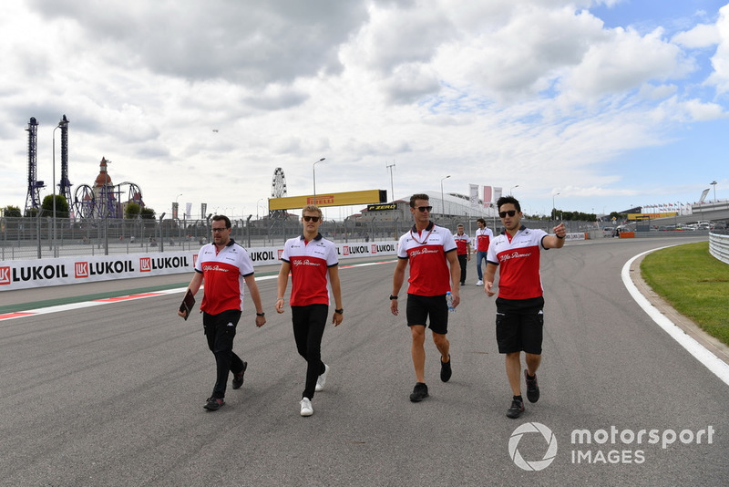 Marcus Ericsson, Sauber parcourt la piste à pied