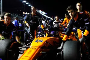 Fernando Alonso, McLaren, est poussé vers la grille