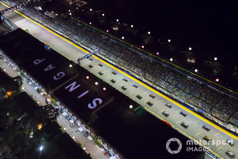 Lewis Hamilton, Mercedes AMG F1 W09 EQ Power+, Max Verstappen, Red Bull Racing RB14, and Sebastian Vettel, Ferrari SF71H, lead the field away at the start of the race