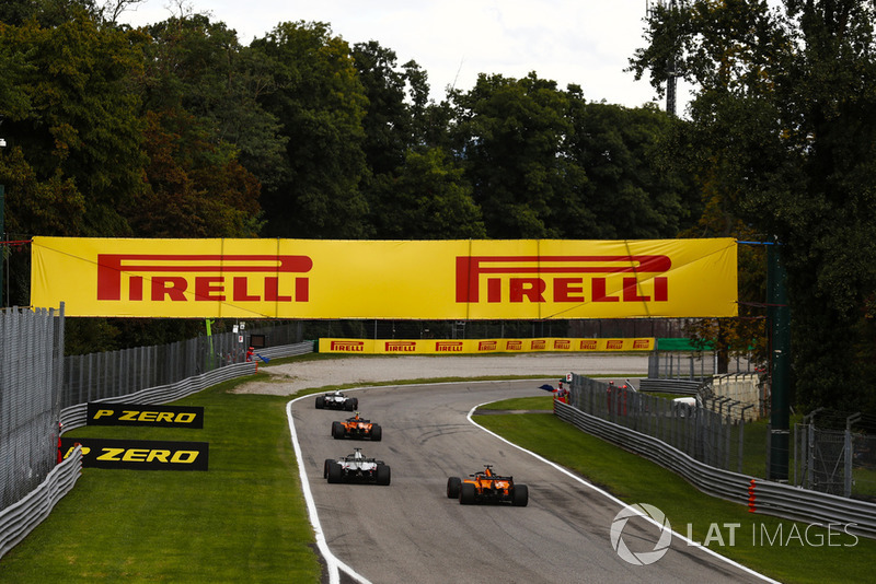 Kevin Magnussen, Haas F1 Team VF-18, Stoffel Vandoorne, McLaren MCL33, Romain Grosjean, Haas F1 Team VF-18, Fernando Alonso, McLaren MCL33